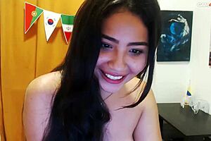 hermosa jovencita reaches orgasm on webcam