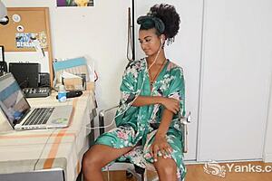 Yanks Mocha Honey Lola Rose Fingers Her Hairy Snatch