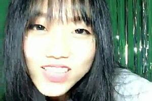 Korean girl dances sexy on webcam livestream