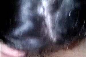 vecina culona espera a que mi mujer se vaya para venir a llenarle el co�o de leche pov