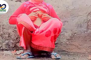 bhabhi lifts saree for fingering tease