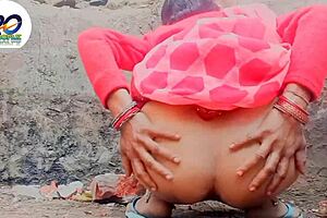 bhabhi lifts saree for fingering tease