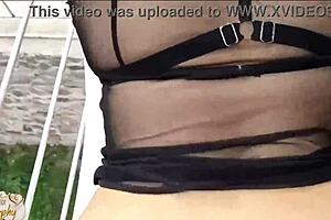 Pareja caliente atrapada follando en el balcón público.