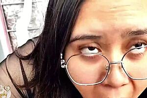 Pareja caliente atrapada follando en el balcón público.