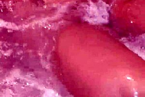 Look how nice I move in the jacuzzi, come let's have fun