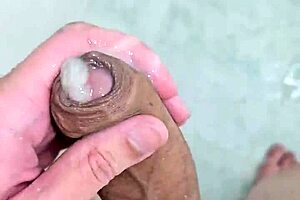 Twink cums deliciously in shower