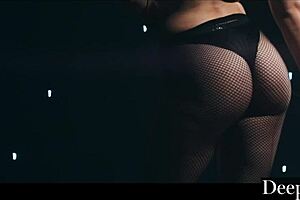 mia melano shows off her deep skills on stage