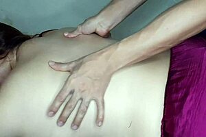 Latina girlfriend gets a nice massage on her big ass