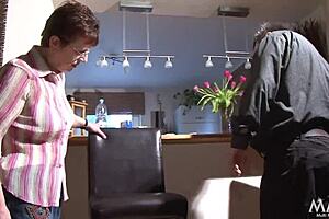 Ute and Harald Hook Up at the Bar