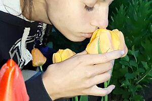 Girlfriend Prefers Pussy Scent Over Tulips For Intense Orgasm