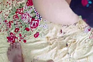 बहुत टाइट चूत वाली इंडियन युवती 18+ को हार्ड पहली बार सेक्स मिलता है।