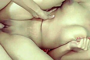 बहुत टाइट चूत वाली इंडियन युवती 18+ को हार्ड पहली बार सेक्स मिलता है।