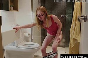 this cute redhead pees before fucking herself with her dildo. so hot! 🔥