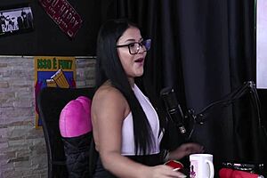 Ela Tentou Enfiar O Pau Grande E Grosso Na Boca E Depois Tirou Sua Ruopa Mostrando Seus Peitos E A Buceta - Edna Samara Sheer Red