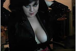 Emmo Girl Gets Sexy Piercing on Her Boobs