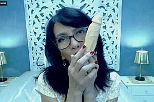 Mature woman performs on webcam in intriguing session