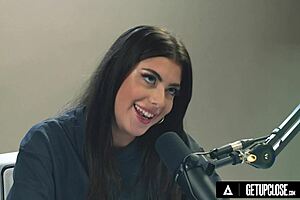 Watch how GAL RITCHIE ORGASMS up close!