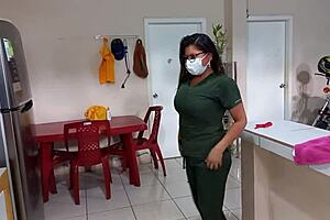 Zorra mayor seduce a macho joven en romance tabú