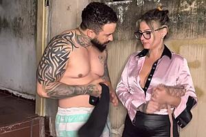 damn, givin’ head to a hot tattooed dealer in a dark alley