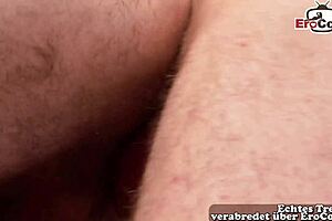 behaartes schwules paar versucht anal sex ohne kondom