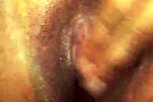 Gemendo na siririca amadora