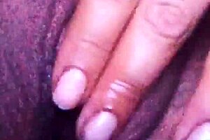 Gemendo na siririca amadora