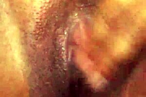 Gemendo na siririca amadora