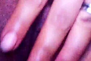 Gemendo na siririca amadora