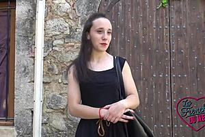 Amandine lets herself be guided by the playful Marie in a subtle adventure.