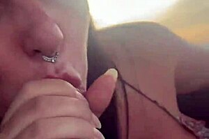 Puta Habilidosa Chupa Pau e Tira Leite Enquanto Dirige