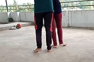 मैं यकीन नहीं कर सकता, रूफटॉप पर पड़ोसी की स्टनिंग वाइफ को सेड्यूस किया। उसके बड़े गैंड को रफ क्रीमपाई मिला!