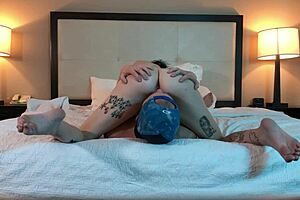 Hot tatted petite beauty eating pussy in cunilingus session