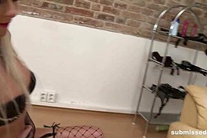 i'm lovin this young musclar guy gettin pegged by hot blonde