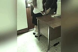 Cámara Graba A Maestro Y Alumna En La Oficina Del Colegio Colegiala Mexicana Se Deja Follar Por El Profe Por Una Mejor Calificación Video Amateur Real