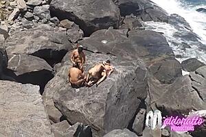 Amadores transando em uma praia p�blica sexo gay ao ar livre no rio de janeiro brasil