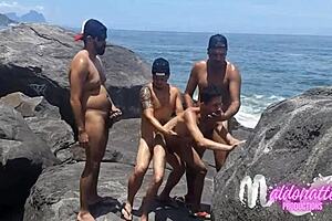 Amadores transando em uma praia p�blica sexo gay ao ar livre no rio de janeiro brasil
