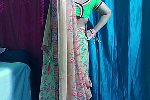 देसी वाइफ कोमल वैलेंटाइन से पहले नेबर देवर से रफ डॉगीस्टाइल सहन करती है