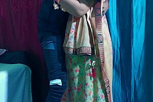 देसी वाइफ कोमल वैलेंटाइन से पहले नेबर देवर से रफ डॉगीस्टाइल सहन करती है