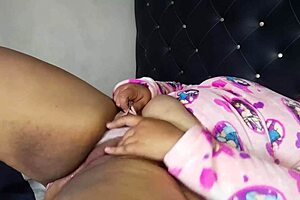Masturbación anal-vaginal y culo gordo temblando al estilo perrito milf y cerca pawg coño afeitado fetiche casero aficionado parte 2