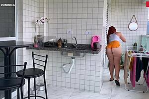 Contratei Essa Empregada Latina Com Grande Bunda, Ela É Mais Gostosa Pessoalmente, Esses Shorts Socados São Um Tesão, Fiquei Excitado.