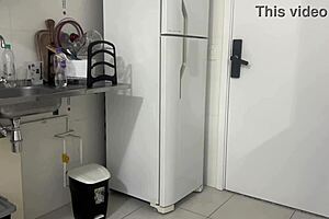 delivery guy gets alternative payment from customer