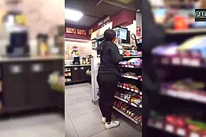 Estaba esperando a mi novio en la tienda pero un desconocido me convenció para grabar un video espero que mi novio no se entere que tengo la corrida de otra persona en mi panocha porque el condón se rompió