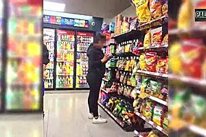 Estaba esperando a mi novio en la tienda pero un desconocido me convenció para grabar un video espero que mi novio no se entere que tengo la corrida de otra persona en mi panocha porque el condón se rompió