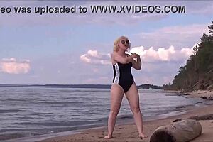 Steamy bath time with a sexy big-ass beauty at sea