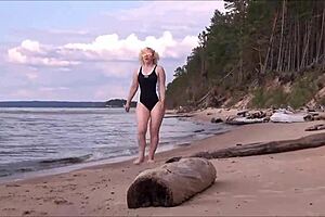 Steamy bath time with a sexy big-ass beauty at sea