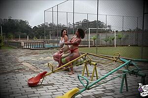 Fiz Um Sexo Gostoso Com A Minha Amiga No Meio Do Playground - Lis Xxx