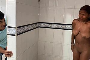 mi hermanastro me observa bañandome asi que yo lo seduzco para que me folle bien duro