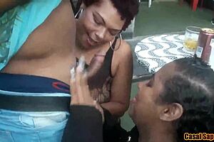 sortudo ganha boquete triplo de grazy sapeca nana diaba e chubby boca de veludo no meio da festa com todo mundo assistindo