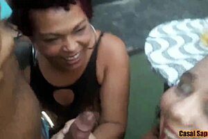 sortudo ganha boquete triplo de grazy sapeca nana diaba e chubby boca de veludo no meio da festa com todo mundo assistindo