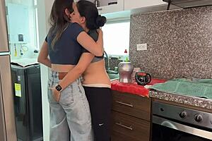 soy la amante del esposo de mi amiga, consolándola con sexo lésbico